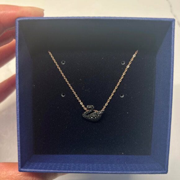 ✨ Swarovski Iconic Swan Pendant Necklace (Jet/Rosé Gold) NEW - Picture 3 of 11